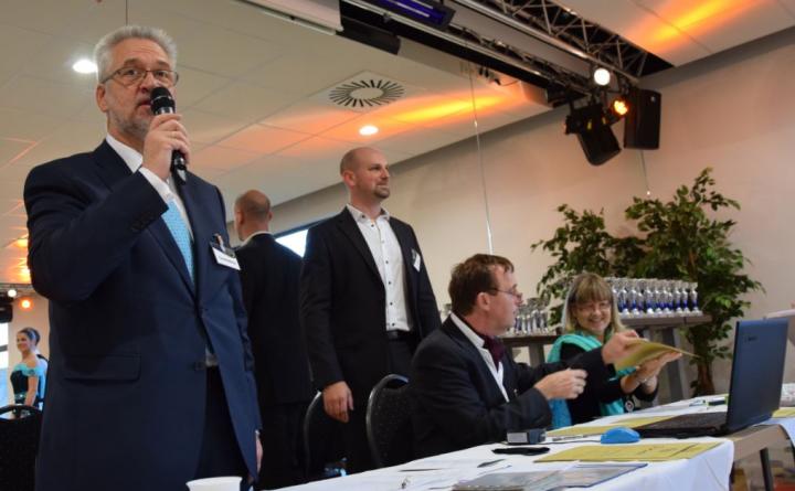 blau-grün Tanzskristall 2016 - Turnierleiter